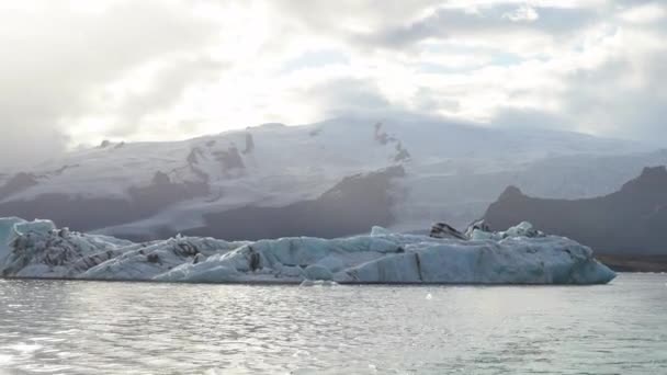 Buzdağları Jokulsarlon Buzul Lagünü Zlanda Güneş Işığı Dalgalı Okyanus Suyuyla — Stok video