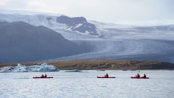 Περιήγηση Καγιάκ Στη Λίμνη Jkulsrln Παγετώνας Ισλανδία Εξερεύνηση Απομακρυσμένου Πλανήτη — Αρχείο Βίντεο