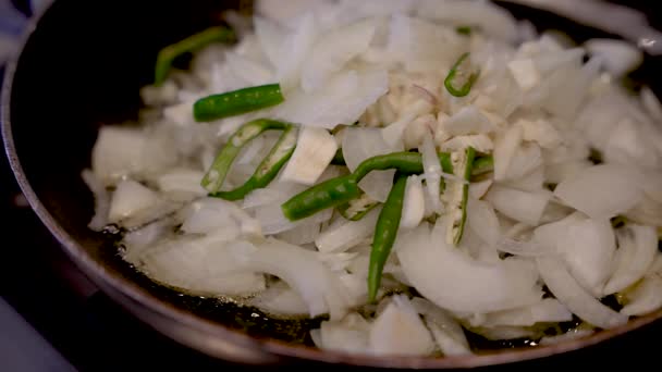近景新鲜切碎的白洋葱在平底锅里滑落 顶部有绿色的辣椒 慢动作 — 图库视频影像