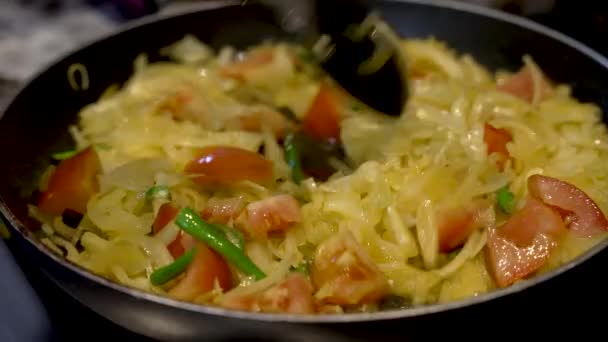 Şef Sebzelerin Eşit Pişirildiğinden Emin Olmak Için Sıcak Tavanın Etrafında — Stok video