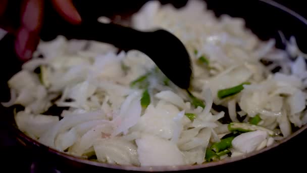 緑の唐辛子で鍋に新鮮なスライスした白玉ねぎを攪拌 スローモーション クローズアップ — ストック動画