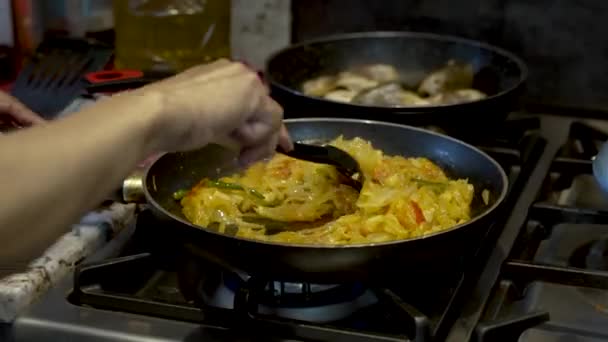 View Frying Pan Chef Stirs Diced Onions Chopped Tomatoes Chillies — Vídeos de Stock
