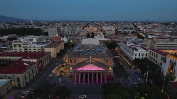 ライトアップされたメキシコ グアダラハラのテアトル デゴラードからの空中風景 引き戻し ドローン撮影 — ストック動画