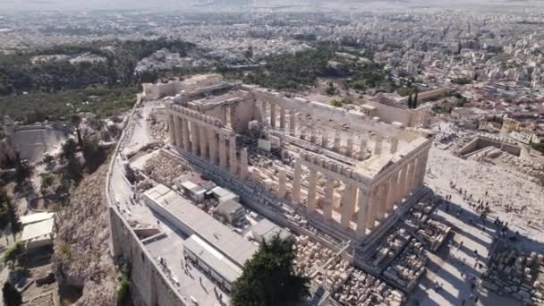 希腊雅典卫城岩石上俯瞰雅典的历史上的帕台农神庙 — 图库视频影像