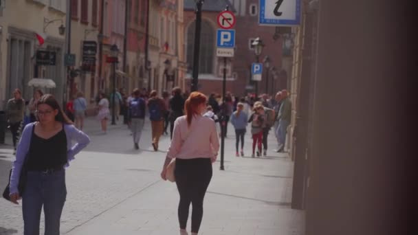 Багато Людей Ходять Вулицею Краку Польща — стокове відео