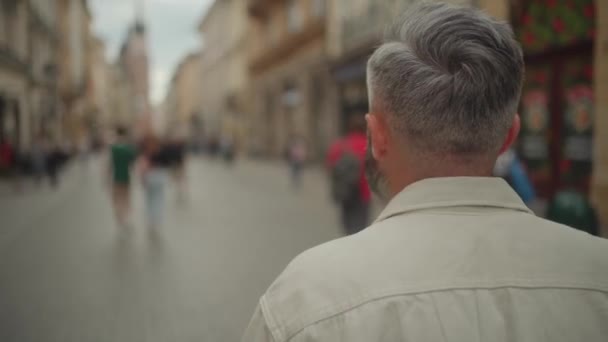 Visão Traseira Homem Andando Com Outros Pedestres Rua Cracóvia Polônia — Vídeo de Stock