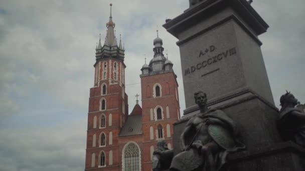 Enthüllungsaufnahme Des Bugle Turms Vom Adam Mickiewicz Denkmal Krakau Polen — Stockvideo