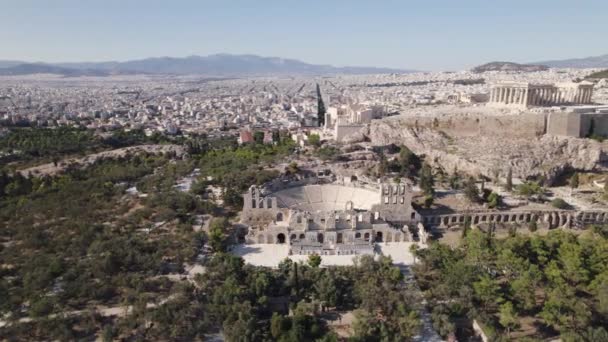 古代ギリシャの建物の空中ビュー 都市の上の丘の上のアクロポリス — ストック動画