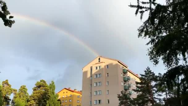 Regenbogen Reiht Sich Großes Gebäude Mit Wohnungen — Stockvideo