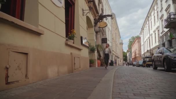Słoneczny Dzień Kobieta Przechadza Się Knajpie Przy Krakowskiej Ulicy — Wideo stockowe
