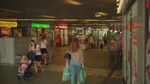 ポーランドのクラクフのショッピングセンターを歩いている多くの人々のビデオ — ストック動画