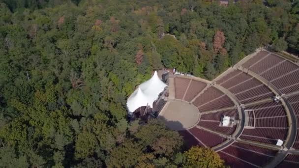 コロナ パンデミックでは絶対に誰もいません 2022年夏の夏の日にオープンエアステージの素晴らしい航空ビューのパノラマ軌道ドローンWaldbhneベルリンドイツ 4Kマルニッツ映画 — ストック動画