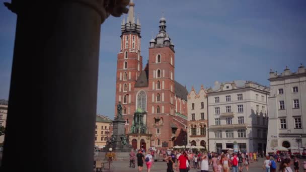 Video Bugle Tower Mary Basilica Large Crowd Strolling Krakw Poland — Vídeo de stock