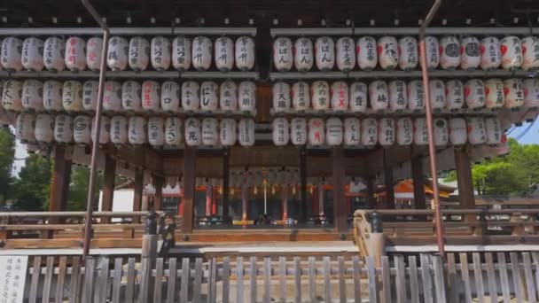 Cinematic Shot Ancient Shrine White Lantern Attach Ceiling Day — Vídeos de Stock
