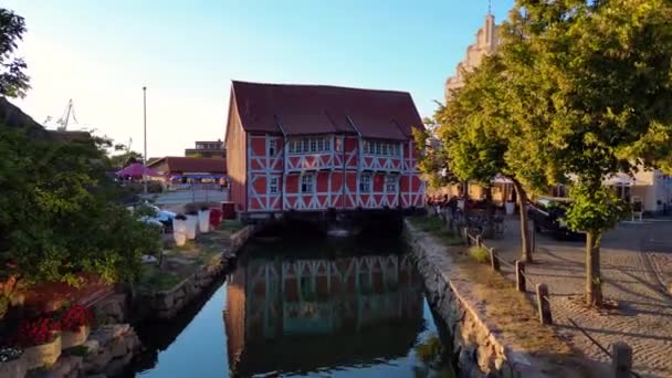 Κόκκινο Παλιό Μισοξύλινο Σπίτι Πάνω Από Ποτάμι Εκπληκτική Εναέρια Άποψη — Αρχείο Βίντεο