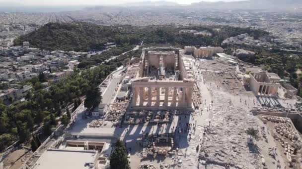 在希腊帕台农神庙上方的空中 游客们参观了众神的庙宇 — 图库视频影像
