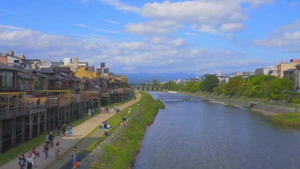 Tiro Rio Lado Uma Cidade Japonesa Com Pessoas Relaxando Passeio — Vídeo de Stock