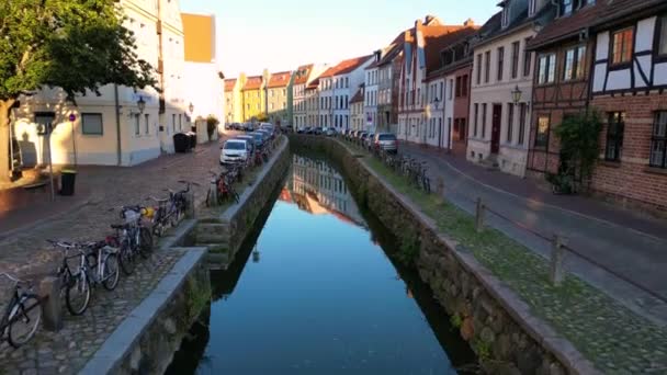 Kleine Rivier Historische Oude Stad Met Vakwerkhuizen Ongelooflijk Uitzicht Vanuit — Stockvideo