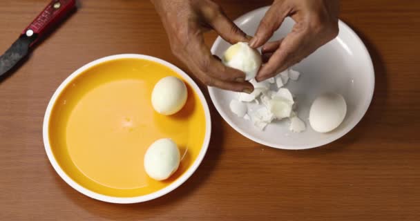 Top View Woman Hands Peeling Boiled Chicken Egg Yellow White — Vídeo de stock