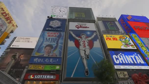 Osaka Daki Dotonbori Mahallesindeki Ünlü Glico Tabelasının Çekimleri — Stok video