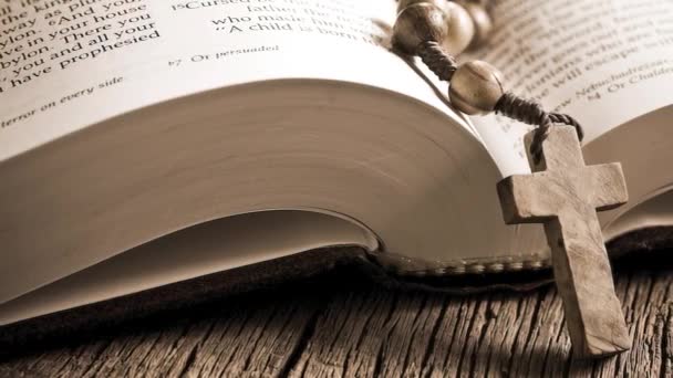 Rosary Beads Placed Open Bible Close Panning Shot — Αρχείο Βίντεο