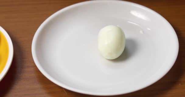 Mujer Cortando Huevos Cocidos Trozos Con Cuchillo Afilado Plato Blanco — Vídeo de stock