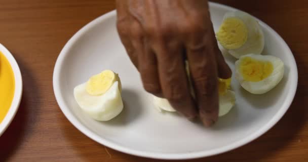 Szczelnie Ujęcie Układania Ręcznie Gotowane Pokrojone Kostkę Jajka Białym Talerzu — Wideo stockowe