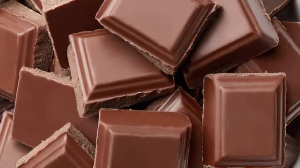Chocoladestukken Draaien Chocolade Achtergrond — Stockvideo