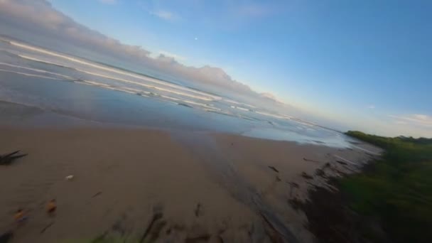 Lanzamiento Del Dron Fpv Amanecer Cerca Playa Santa Teresa Costa — Vídeo de stock