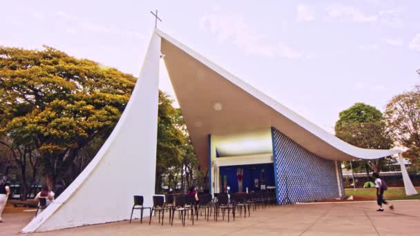在巴西巴西利亚著名的小天主教堂 Igrejinha 前面的时间差 — 图库视频影像