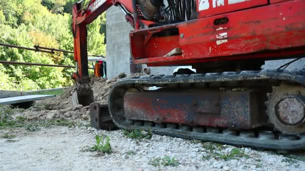 ゴム製のトラックを持つ掘削機は 晴れた夏の日に掘削で動作します — ストック動画