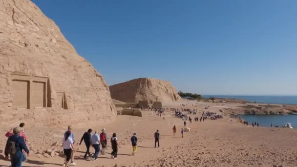 Etablera Skott Grupp Turister Som Går Utanför Abu Simbel Temple — Stockvideo