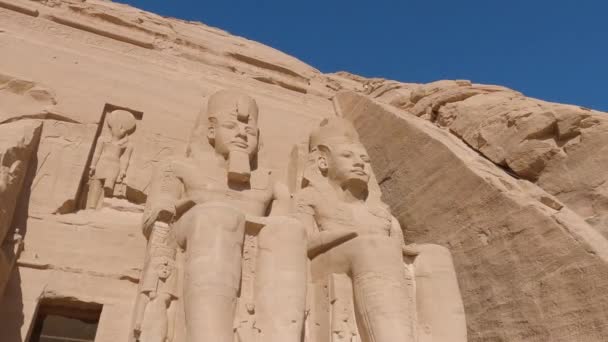 埃及阿布辛贝尔拥有巨大的拉美西斯雕像 拥有两座巨大的岩石切割庙宇 — 图库视频影像