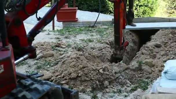 夏の日に軽量油圧クローラショベルで掘った溝 — ストック動画