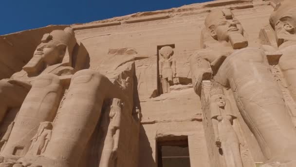 Entrada Para Templo Ramsés Estátuas Colossais Abu Simbel Exterior Próximo — Vídeo de Stock