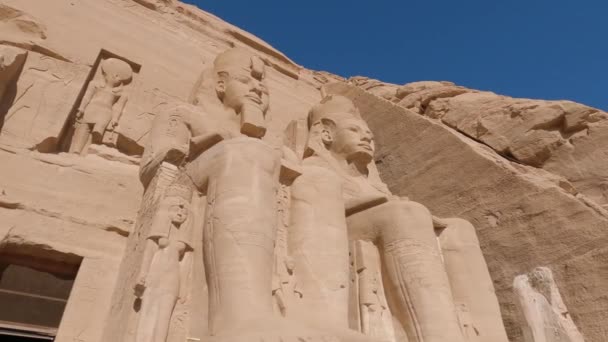 Omhoog Kijkend Naar Kolossale Farao Standbeelden Abu Simbel — Stockvideo