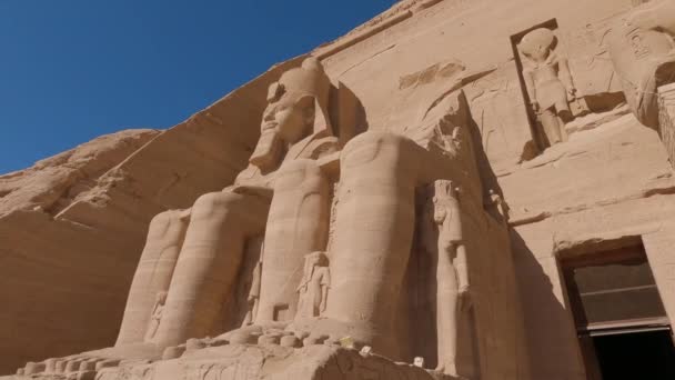 埃及阿布辛贝尔大拉马斯圣殿 巨大岩石切割雕像的低视角图像 — 图库视频影像