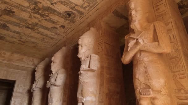 Olhando Para Cima Estátuas Esculpidas Dentro Grande Templo Ramsés Abu — Vídeo de Stock
