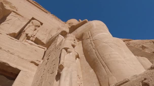 Взгляд Вверх Колоссальные Сидячие Статуи Фараона Абу Симбел Pan Left — стоковое видео