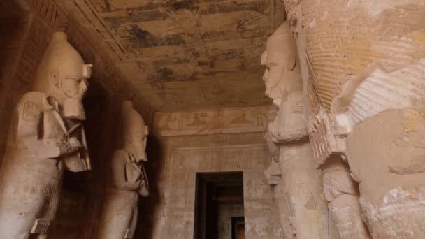 Абу Сімбель Entrance Камера Сандстоун Стоячі Статуї Єгипетський Храм Камера — стокове відео