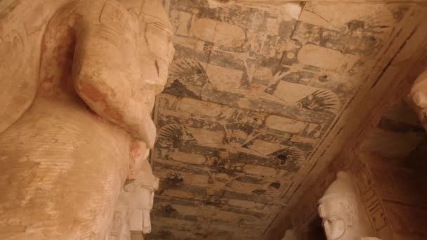 Posągi Rysunki Suficie Wewnątrz Wejście Grobowca Świątyni Abu Simbel Egipt — Wideo stockowe