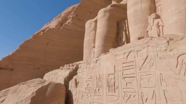Krásné Hieroglyfy Ramsesova Socha Abu Simbel Historické Místo Dvěma Masivními — Stock video