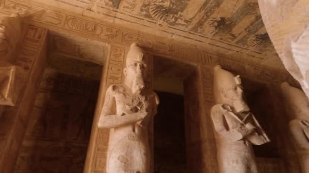 Opkijkend Naar Gebeeldhouwde Beelden Grote Tempel Van Ramses Abu Simbel — Stockvideo