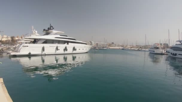 Slow Motion Beelden Van Luxury Yacht Aangemeerd Bij Manoel Island — Stockvideo