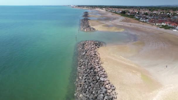 英国西萨塞克斯郡Bognor Regis市Middleton附近Elmer海滩的岩石屏障和导航标志 空中后撤 — 图库视频影像