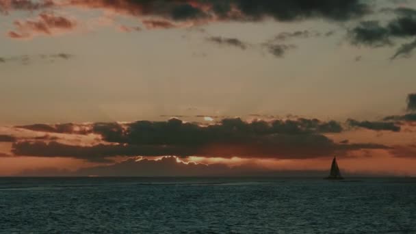 Чудовий Захід Сонця Вітрильним Човном — стокове відео