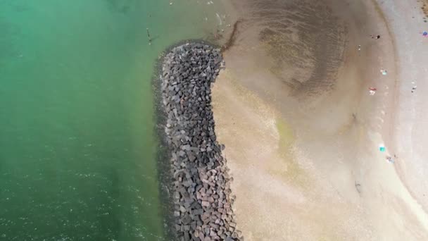 英国西萨塞克斯州Bognor Regis Elmer沙滩海防景观 空中倾斜 — 图库视频影像