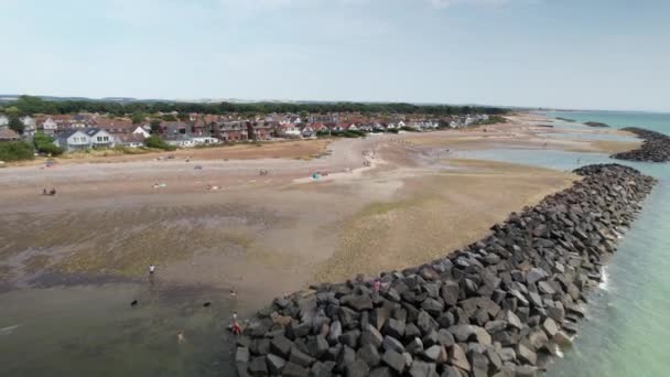 英国阳光明媚的夏日 人们在Elmer Sands海滩晒日光浴 — 图库视频影像
