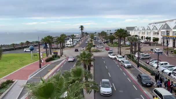 Traffico Pedoni Sul Lungomare Città Del Capo Con Vista Table — Video Stock