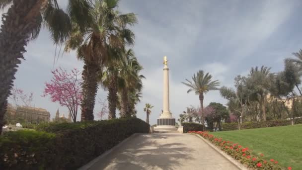 マルタのバレッタにあるコモンウェルス空軍記念碑に向かって歩くのスローモーション映像 — ストック動画